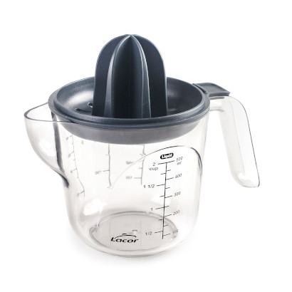 Juicer with measuring jug